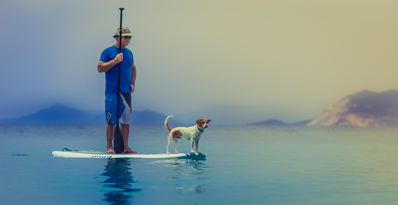 Consejos para introducirse en el paddle surf, el deporte de agua que arrasa en las playas