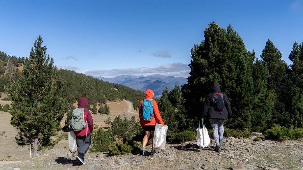 FGC impulsa jornadas de limpieza de residuos en sus seis estaciones de montaña
