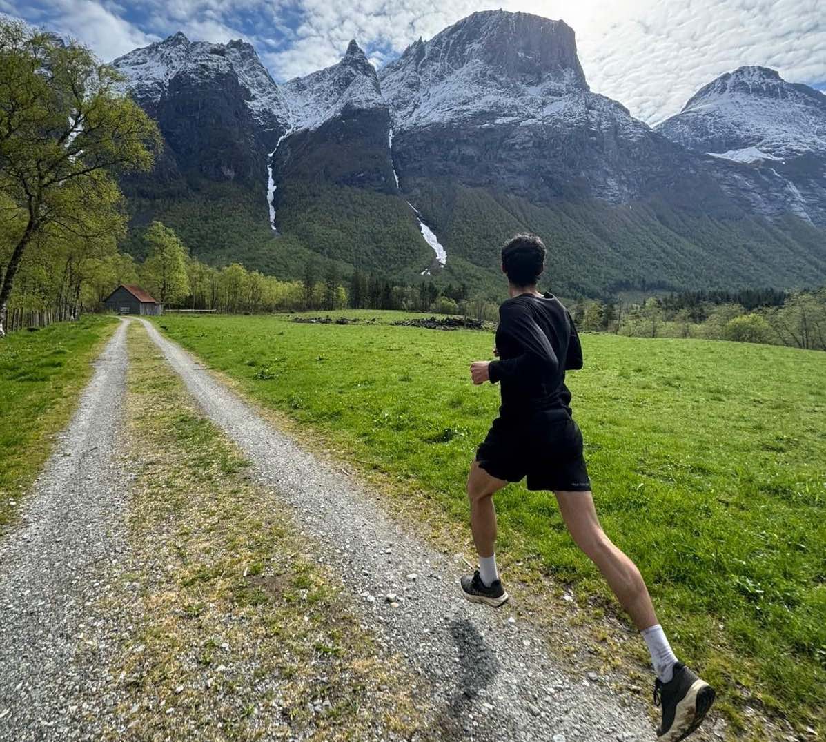 Kilian Jornet pulveriza su récord personal de maratón de montaña entrenando en casa