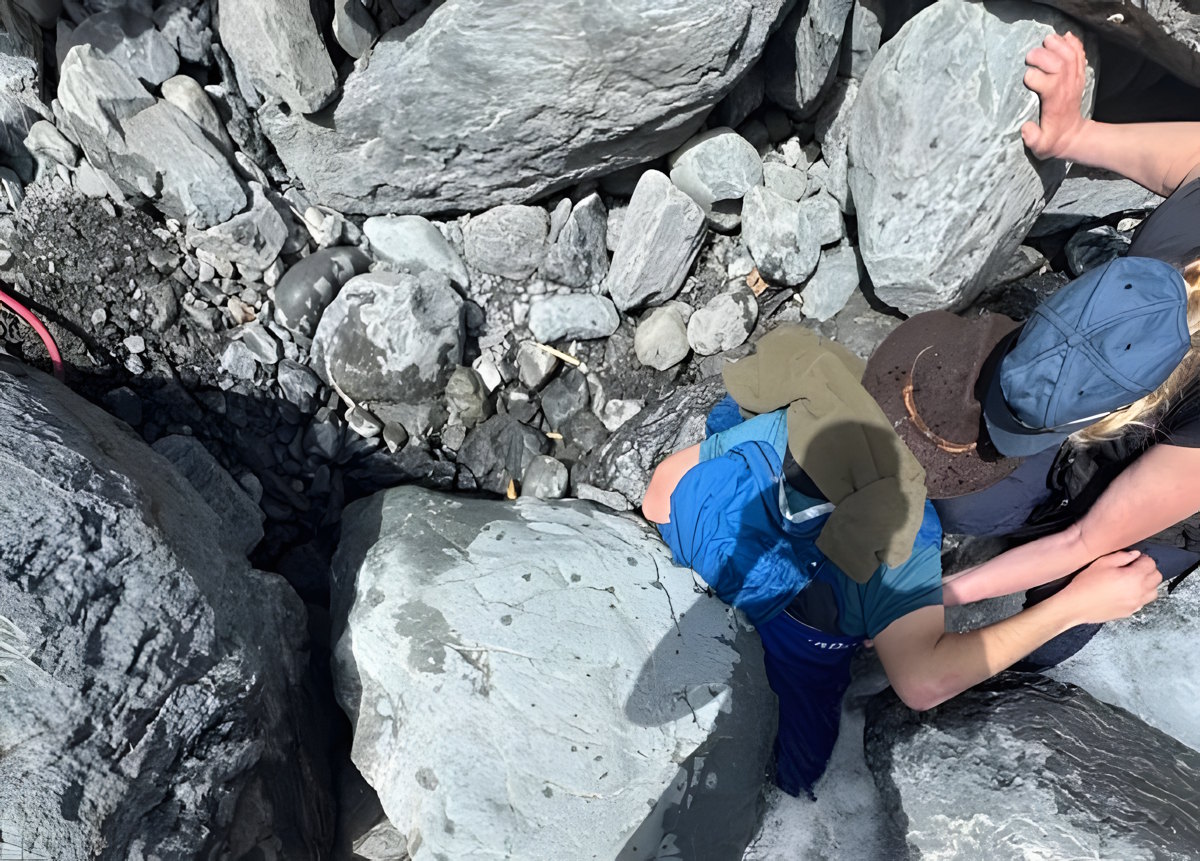 Milagro en Alaska: sobrevive tres horas atrapado bajo una roca de 300 kilos en un arroyo helado