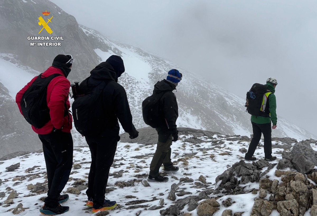 Rescatados tres jóvenes gallegos atrapados por nieve y niebla en los Picos de Europa