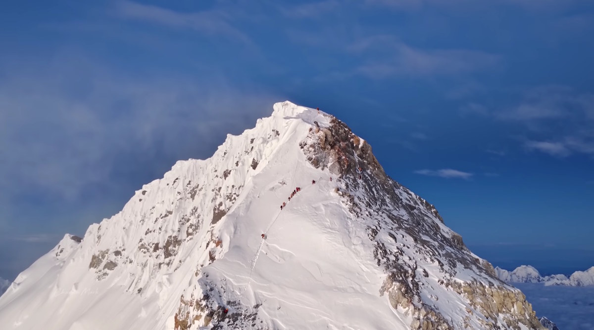 Escalar el Everest sin salir de casa: un dron recorre la ruta completa hasta la cima