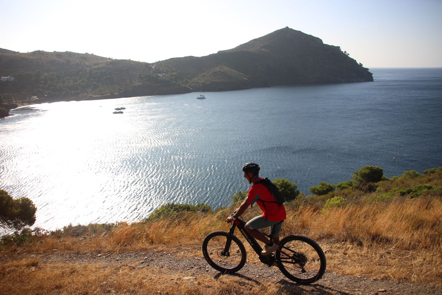 Pedaleando en bicicleta eléctrica por el Cap de Creus, entre el mar y la tramuntana