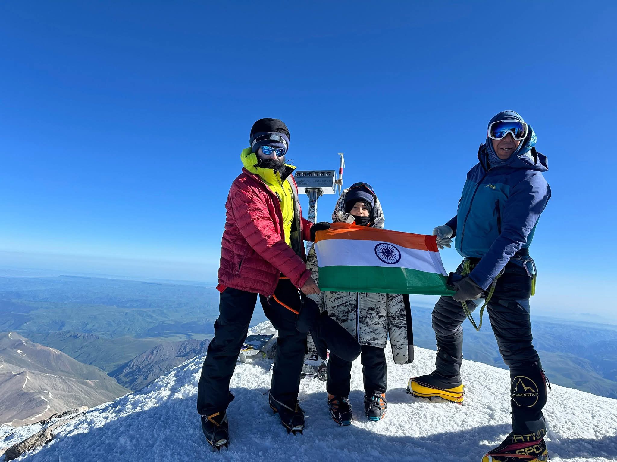 Un nuevo récord en la montaña más alta de Europa: un niño de seis años corona el Elbrus