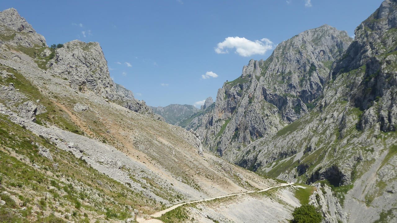6 rutas de vértigo en España para disfrutar la naturaleza desde las alturas