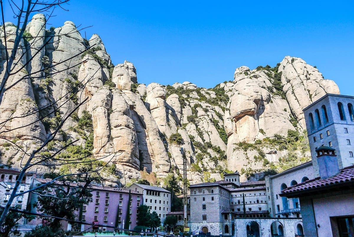 Montserrat restringe la escalada para proteger la nidificación del halcón mostacho