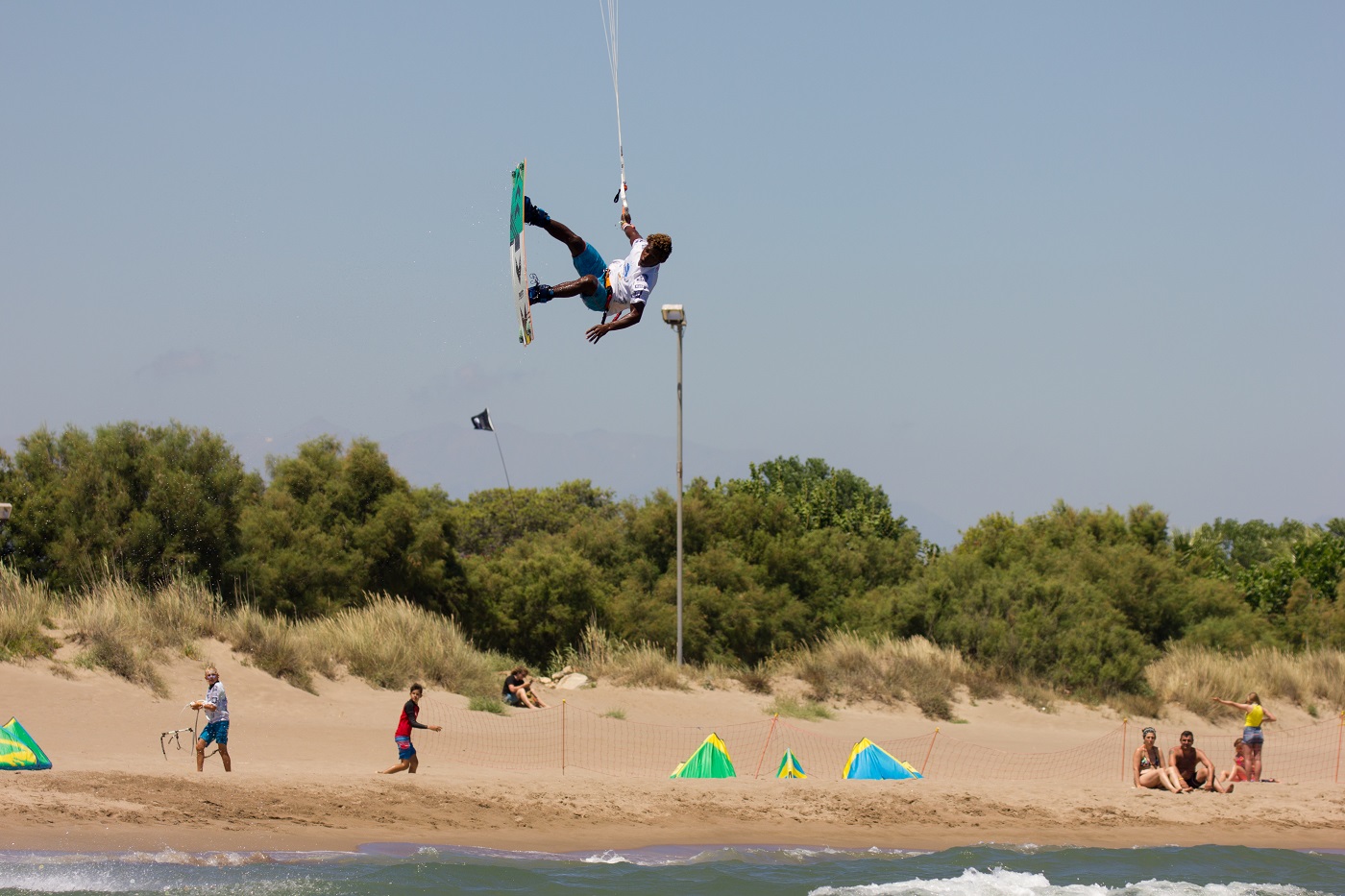 Kitesurf en las playas de Sant Pere Pescador (Girona).