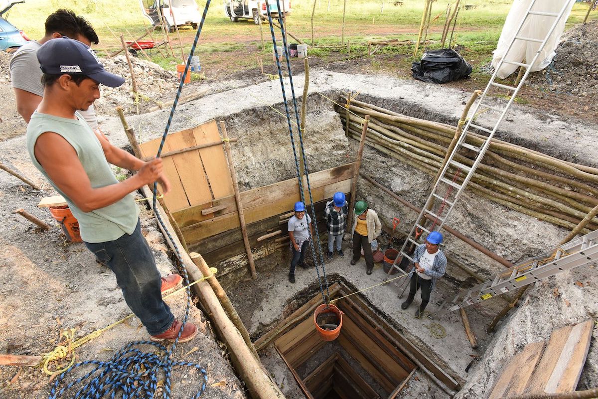 Excavación en la plataforma de Aguada Fénix. (Foto: Takeshi Inomata)