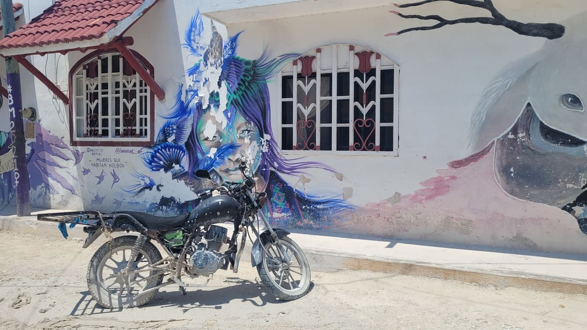 Arte urbano en Holbox-Lali Ortega Cerón