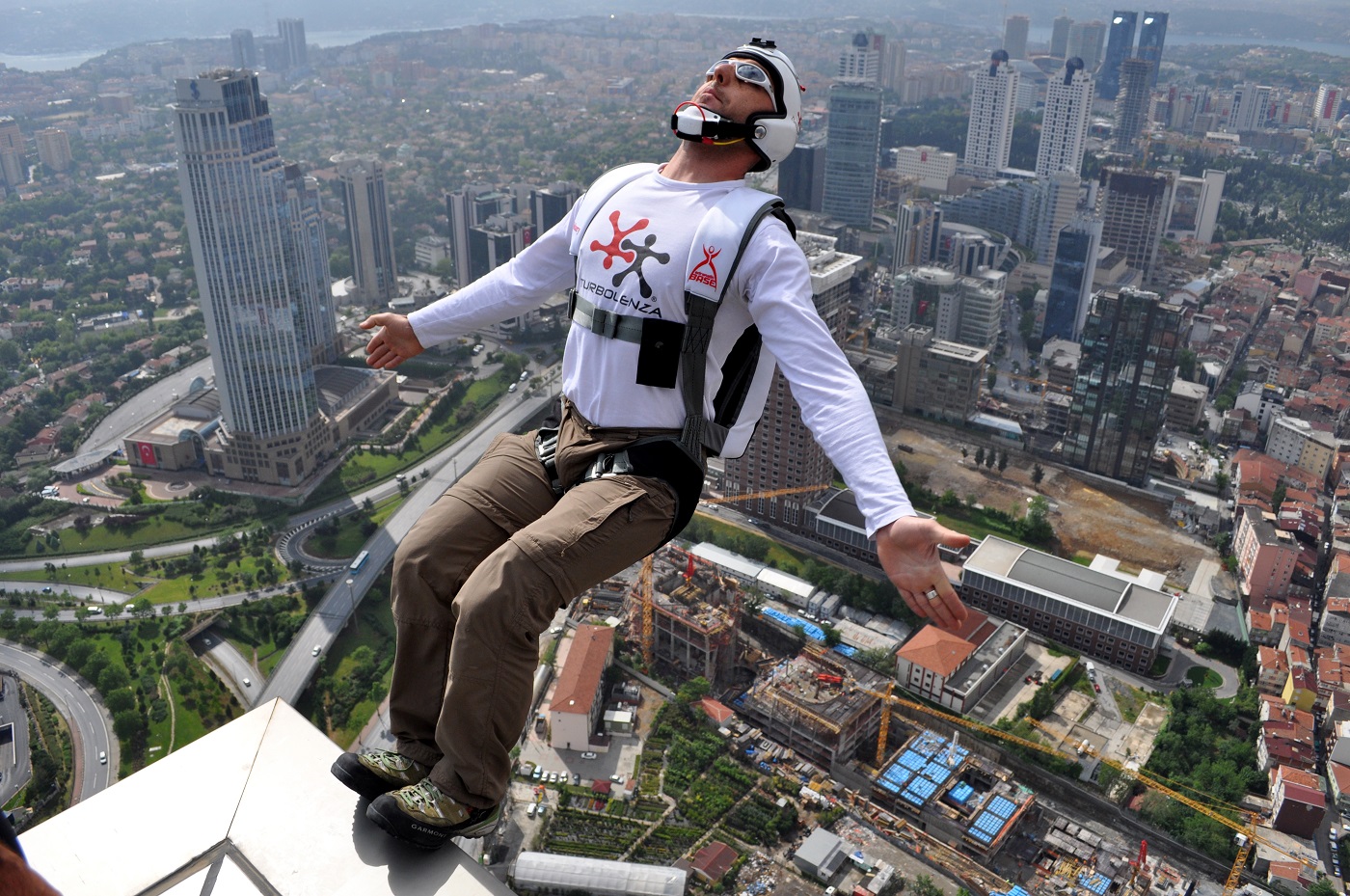 Salto BASE desde la Torre Sapphire, en Istanbul.