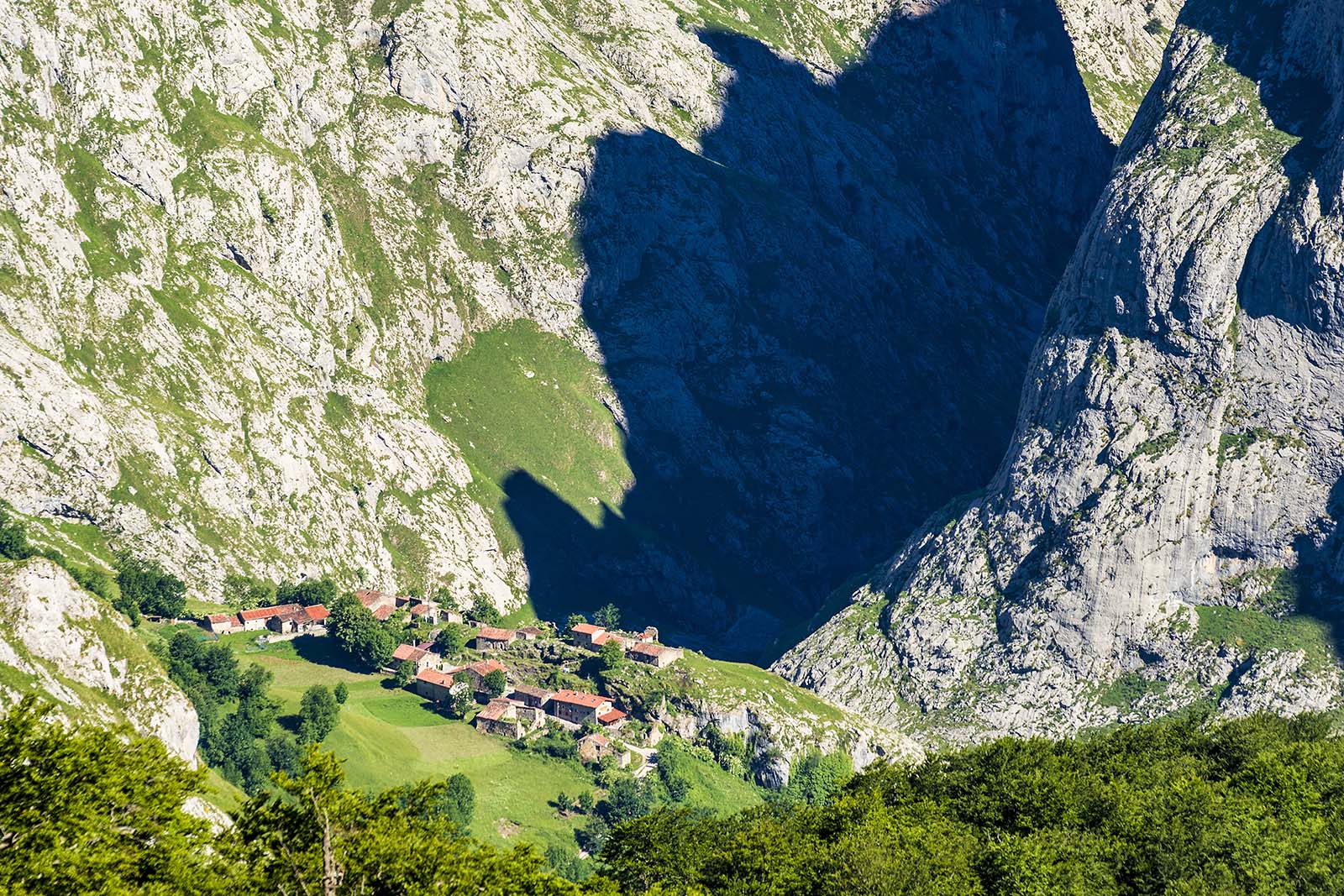 Bulnes_2 © Turismo de Asturias - Manuel S. Calvo.jpg 