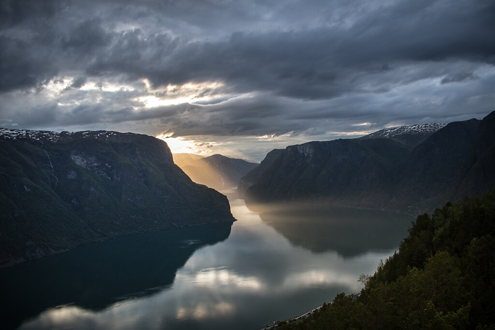 Vista sobre fiordo_Noruega