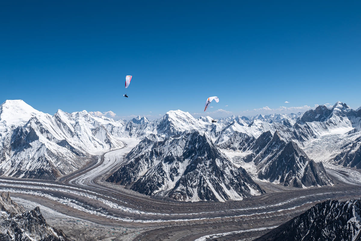 Horacio Llorens sobrevolando el K2