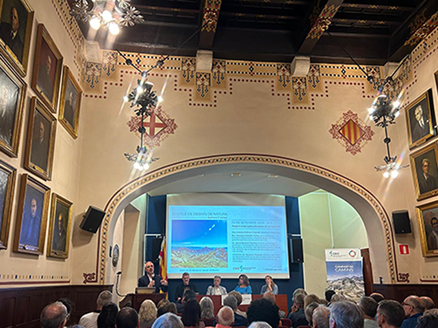 Peu de foto: Debate "¿Podemos estar sanos lejos de la naturaleza?". Centre Excursionista de Catalunya. Fotografía: Lugares de Aventura.