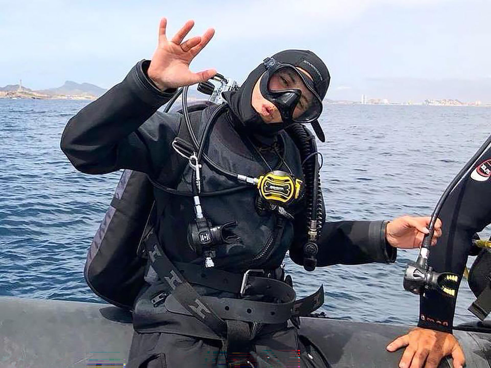 Júlia lista para el buceo en Cabo de Palos.