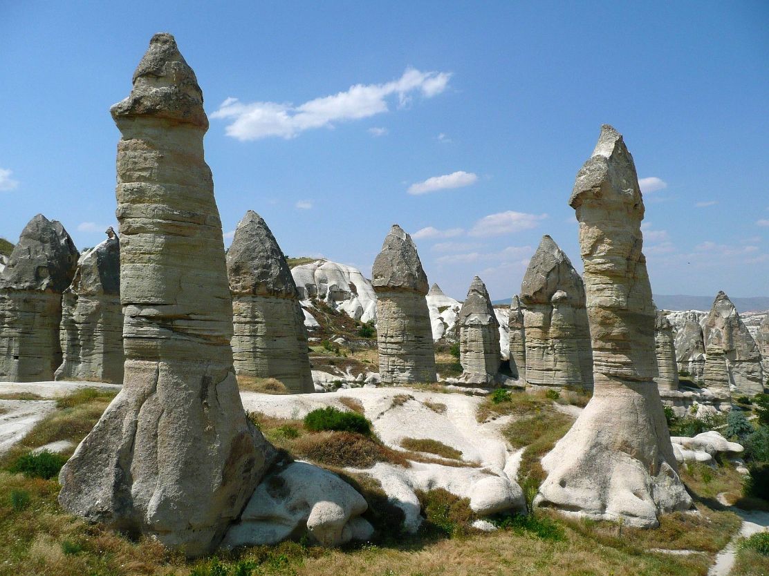 Göreme-Pavo-Chimeneas-de-las-hadas-capadocia-turquía-foto-Mario-Ceccherini-Pixabay-lugaresdeaventura.jpg