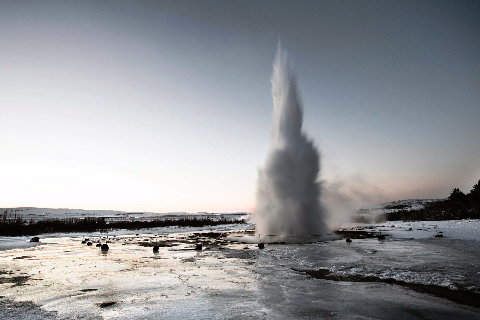 Geyser-Strokkur-en-invierno-islandia-lugares-de-aventura