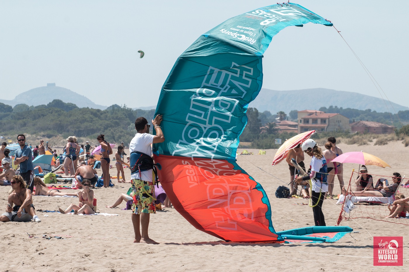 Montar y desmontar el kite en la arena, levantarlo son las primeras nociones que hay que aprender de kite.