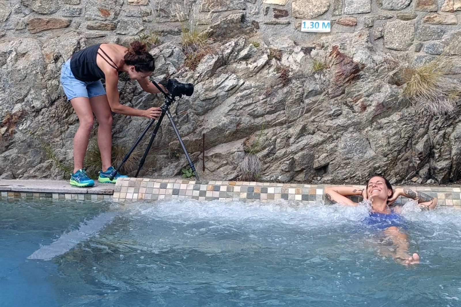 En los Baños de Llo. Gemma Rodríguez Petit tomando un baño y Júlia Miralles gravando. Fotografía: Lugares de Aventura.