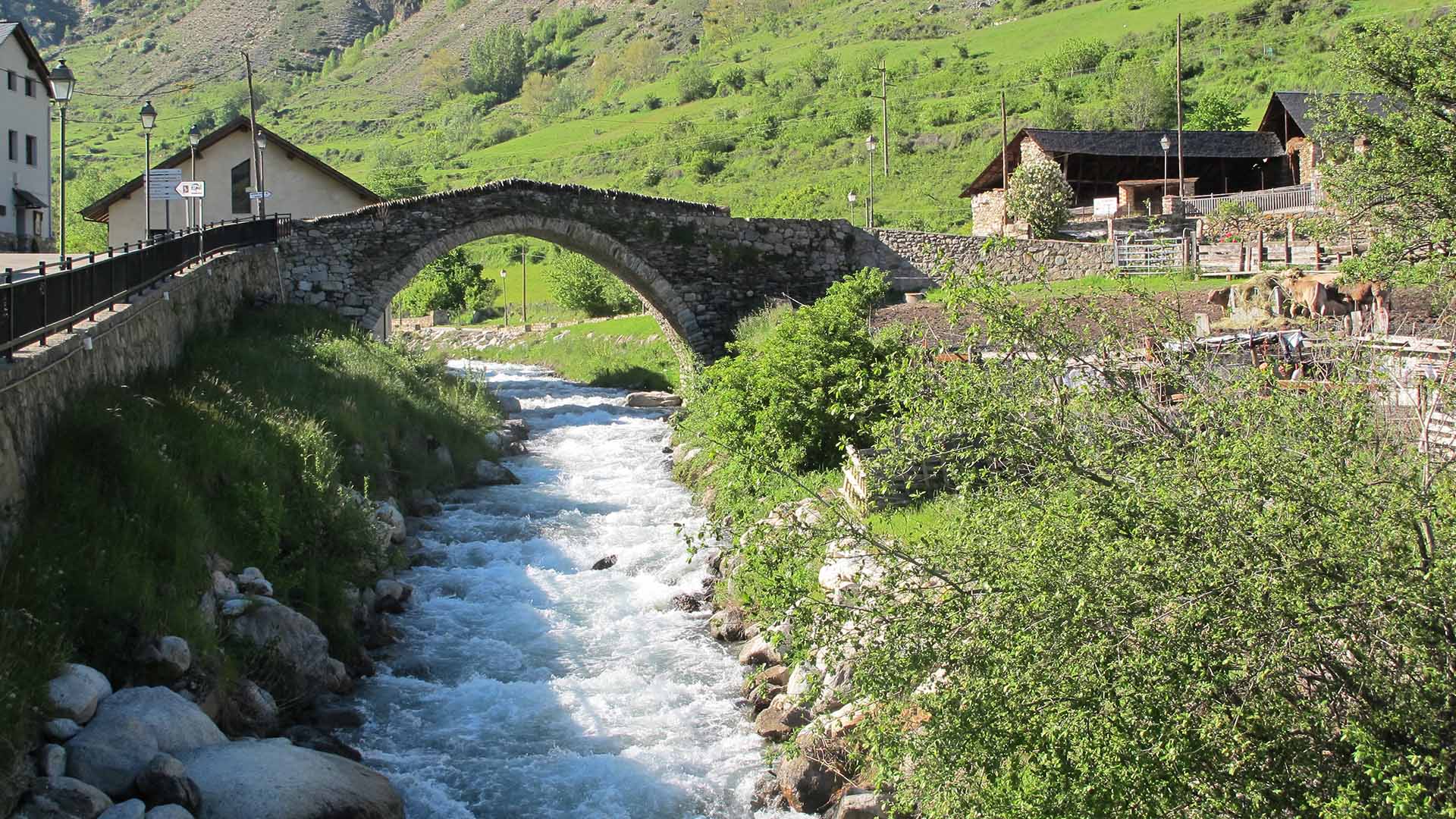 Pont Romànic Espot sobre Riu Escrita. Arxiu Consorci Turisme Valls d'Àneu.jpg