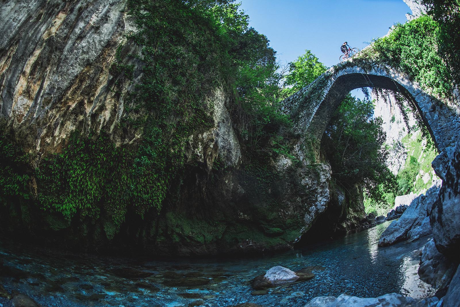 Puente sobre río Cares_Cabrales © Turismo Asturias - David Cachón - Wallride Magazine.jpg