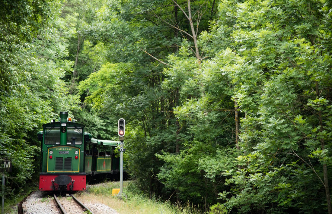 El tren se detiene en cuatro estaciones: La Pobla de Lillet, La Pobla Centre, los Jardines Artigas y el Museo del Ciment. Foto Oriol Molas