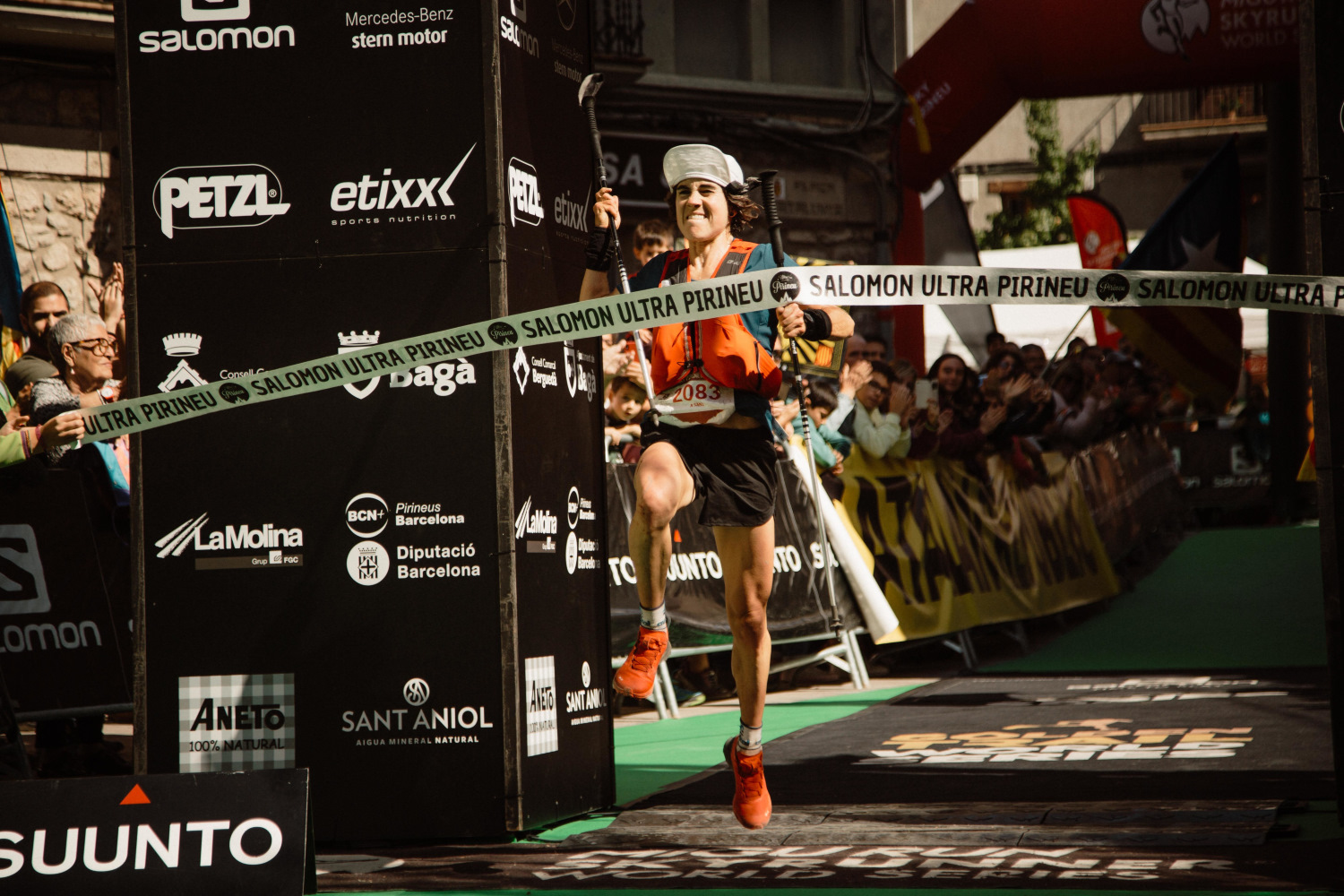 Ainhoa Sanz llegando pletórica en Bagà celebrando la victoria en la Sky Pirineu
