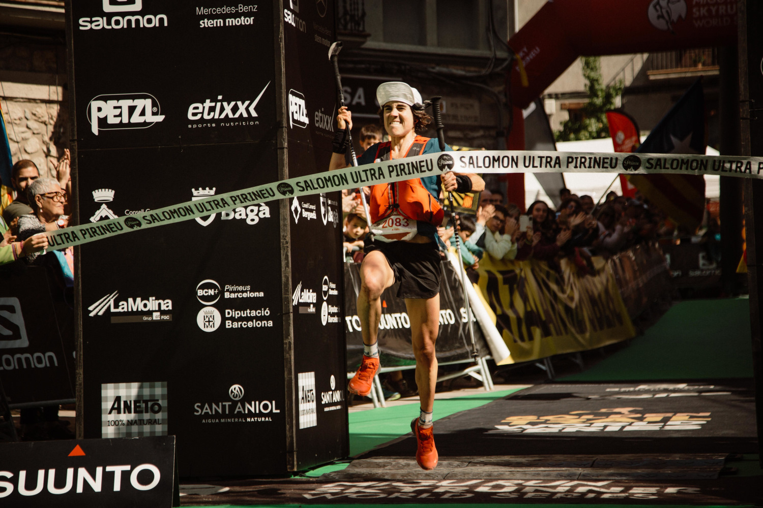 Ainhoa Sanz llegando pletórica en Bagà celebrando la victoria en la Sky Pirineu 