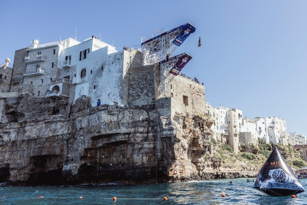 Alessandro De Rose abre el último día de competencia saltando desde la plataforma de 27,5 metros durante la Serie Mundial Red Bull Cliff Diving en Polignano a Mare, Italia, el 2 de julio de 2023.