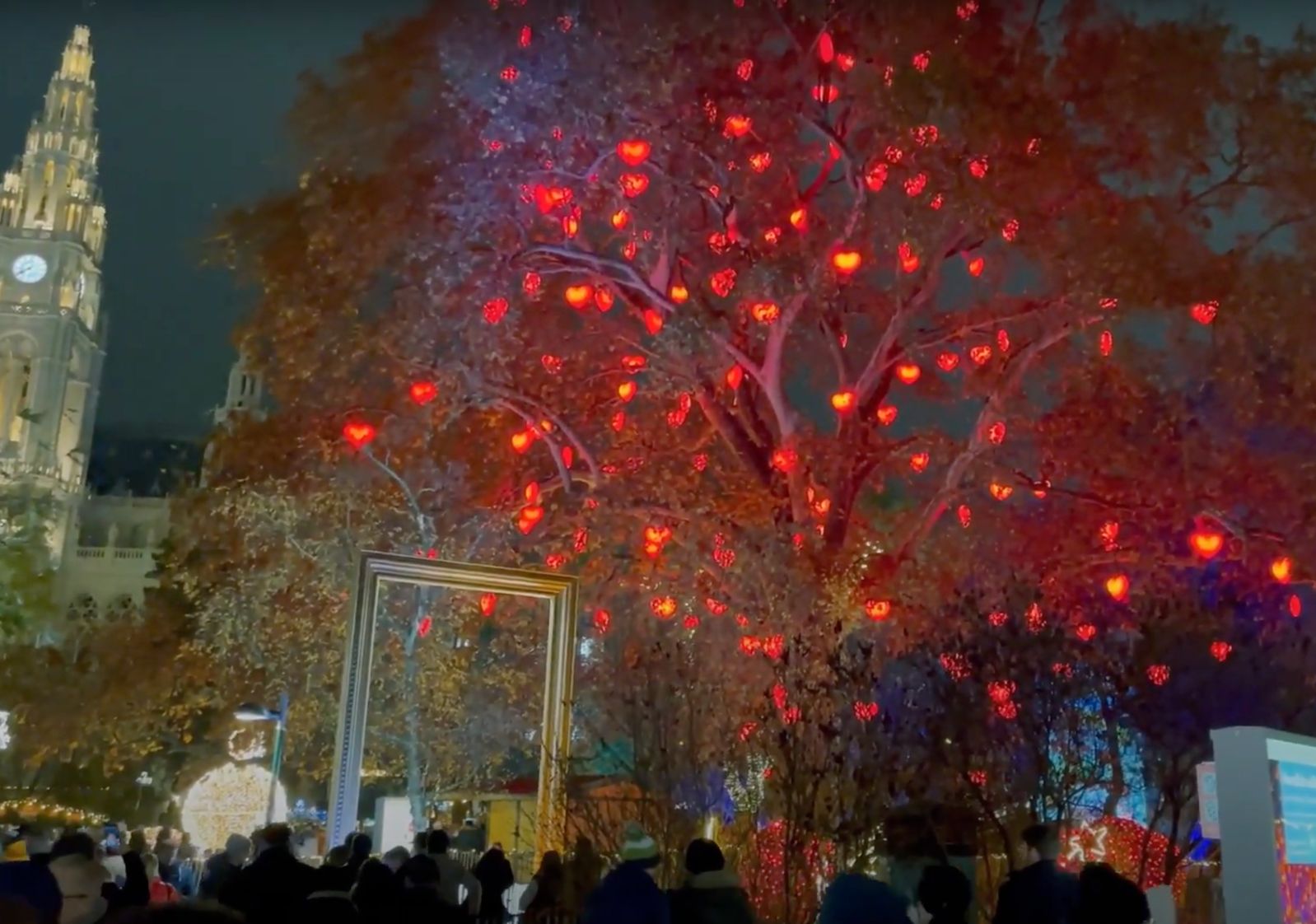 arbol-corazones-en-rathauz-viena-lugares-de-aventura.jpg