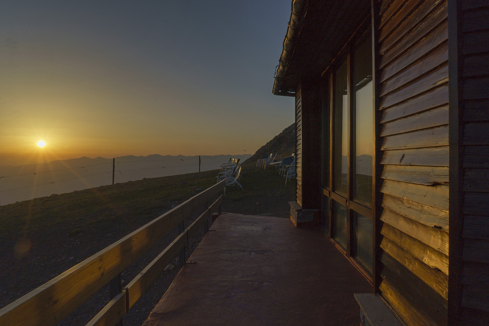 atardecer-en-refugio-niu de-aliga-lamolina-autor-oriol-molas-lugares-de-aventura.jpg