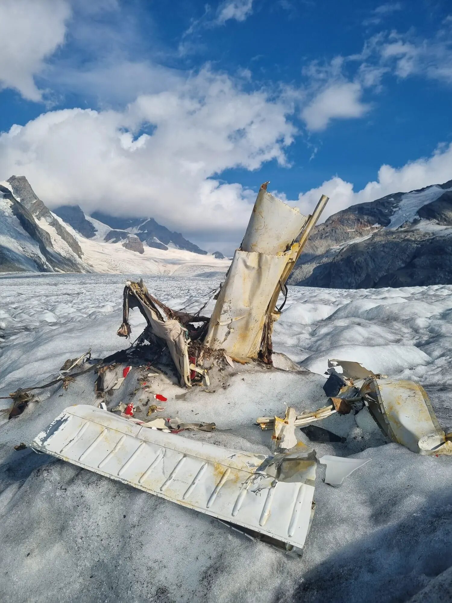 El deshielo de un glaciar descubre un avión estrellado hace medio siglo