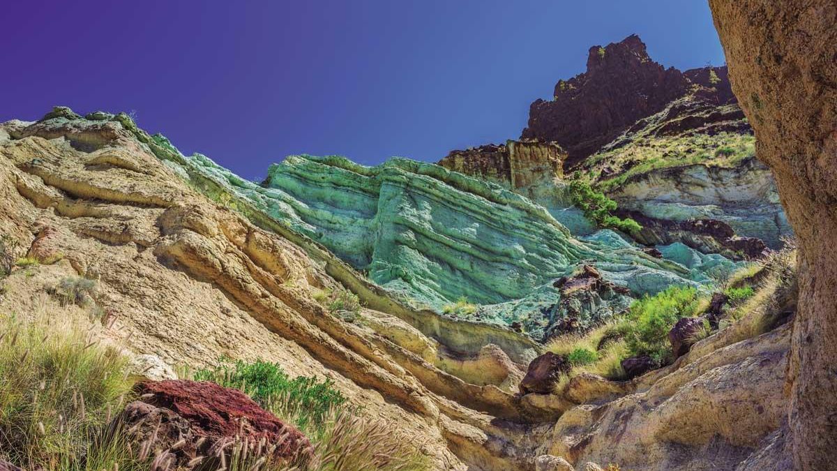 Los azulejos. Una serie de montañas en que se aprecian franjas de colores creadas de manera natural. Se alternan distintos tipos de roca y, entre ellas, predomina la arcilla verde. Fotografía: Patronato Turismo de Gran Canaria.