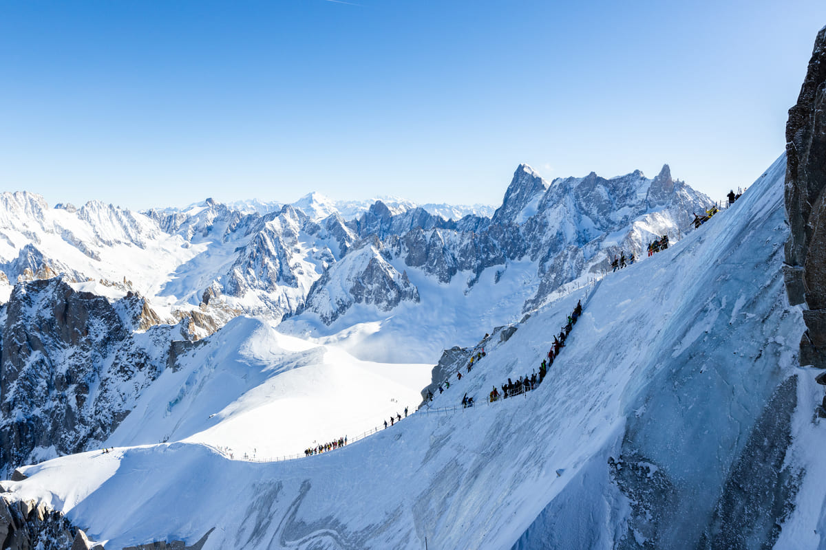 Alpinistas y esquiadores bajando la Arête de l‘Aiguille du Midi y panorámica de los Alpes. Cada día, ascienden entre 4.500-5.500 personas con el teleférico de la Aiguille du Midi. (Fotografía de Júlia Miralles).