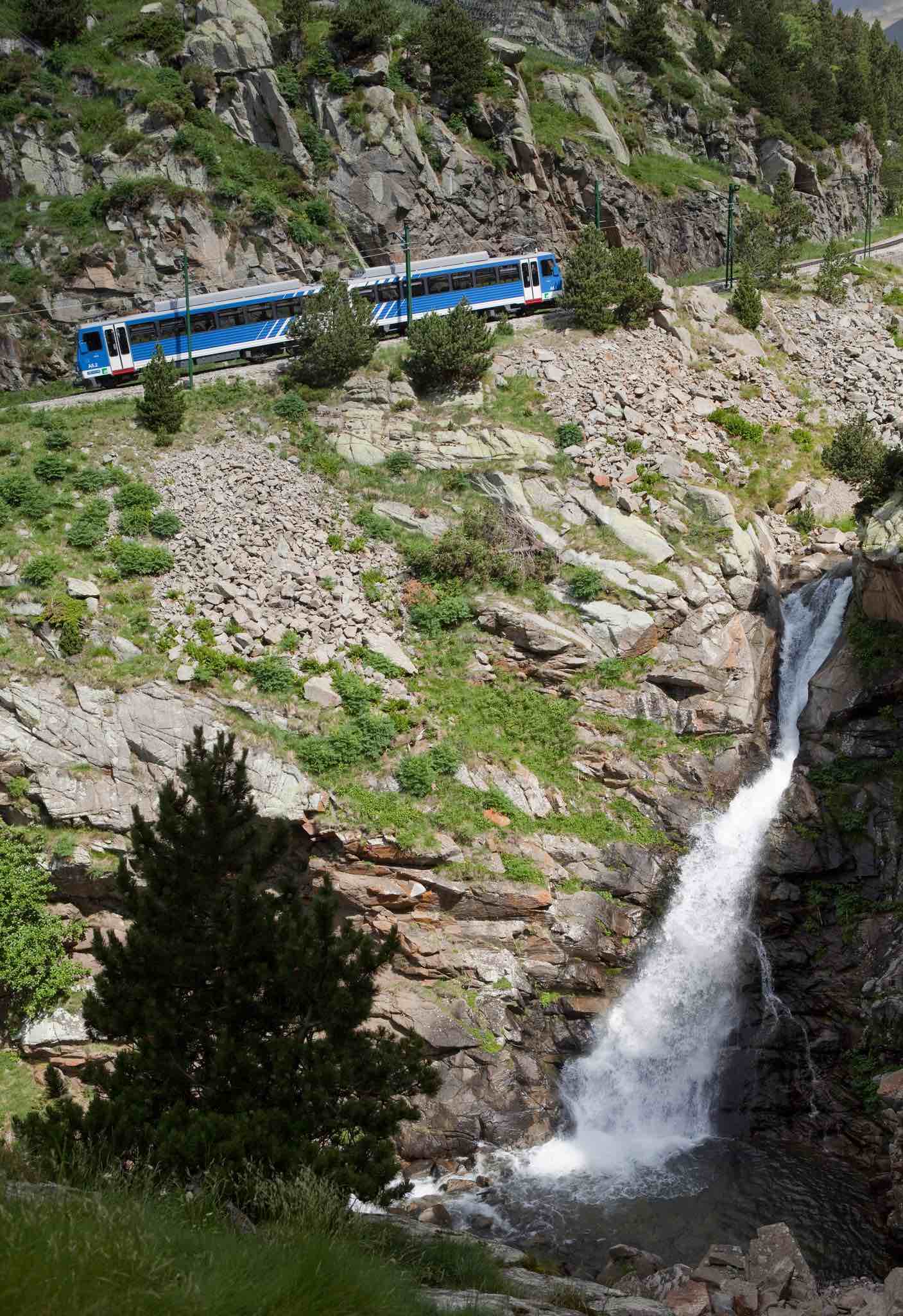 unto con el Cremallera de Montserrat, el de Núria es la única línea ferroviaria de tren cremallera existente en España. Fotografía: FGC