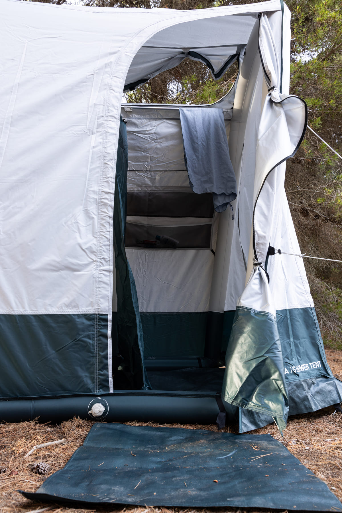 Hemos instalado la cabina de ducha hinchable en pinar del camping en que nos encontramos. Abrimos el techo.
