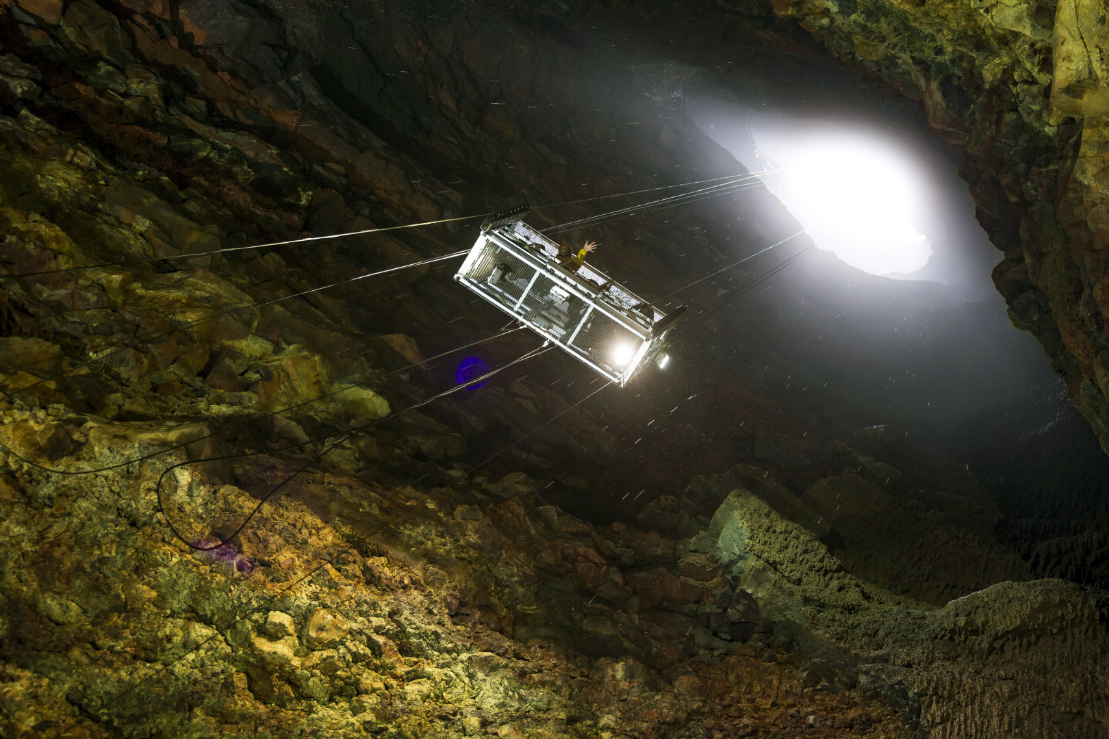 descenso-al-volcan-thrihnukagigur-fuente-insidethevolcano-com-by_bicnick.jpg 