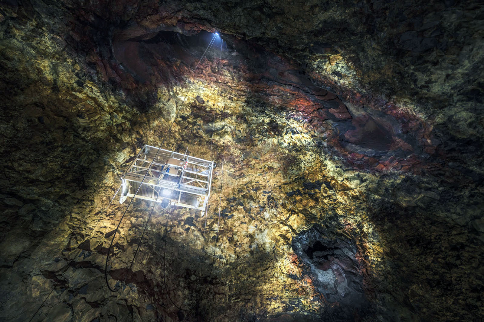 descenso-al-volcan-thrihnukagigur-fuente-insidethevolcano-com.jpg