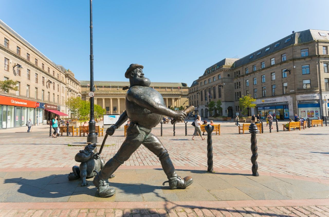 estatua-Desperate-Dan-frente-la-plaza-de-la-ciudad-y-el-Caird-Hall-autor-Kenny-Lam-VisitScotland-lugaresdeaventura.jpg