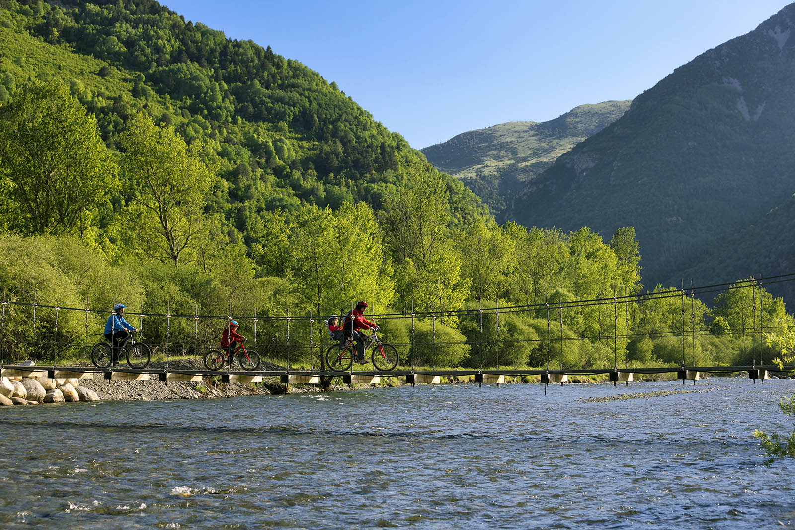 familia-caminando-puente-fotografia-patronat-de-turisme-vall-de-boi-autor-oscar-rodabag..jpg