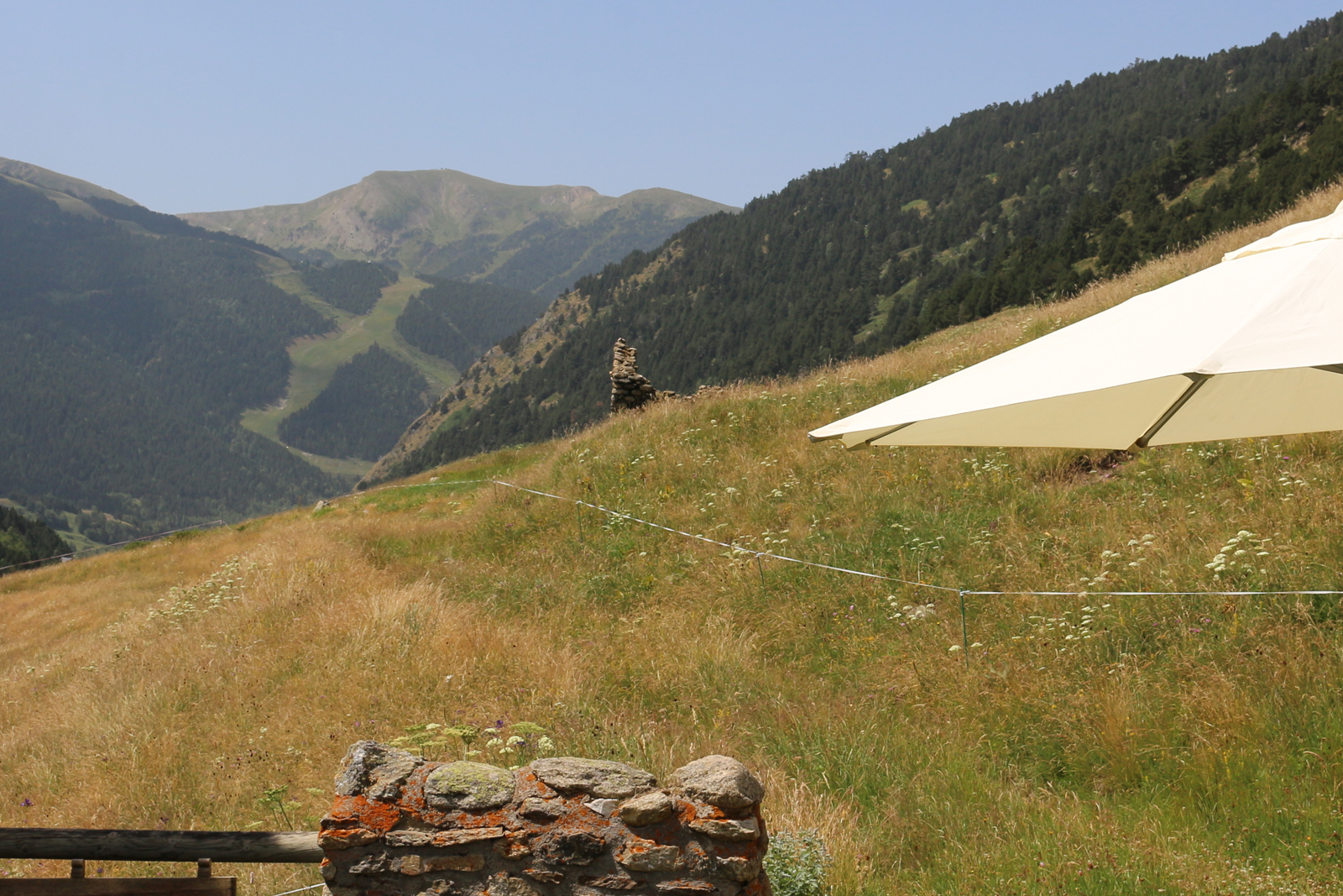 Las pistas de Grandvalira, en verano, también dibujan su logotipo