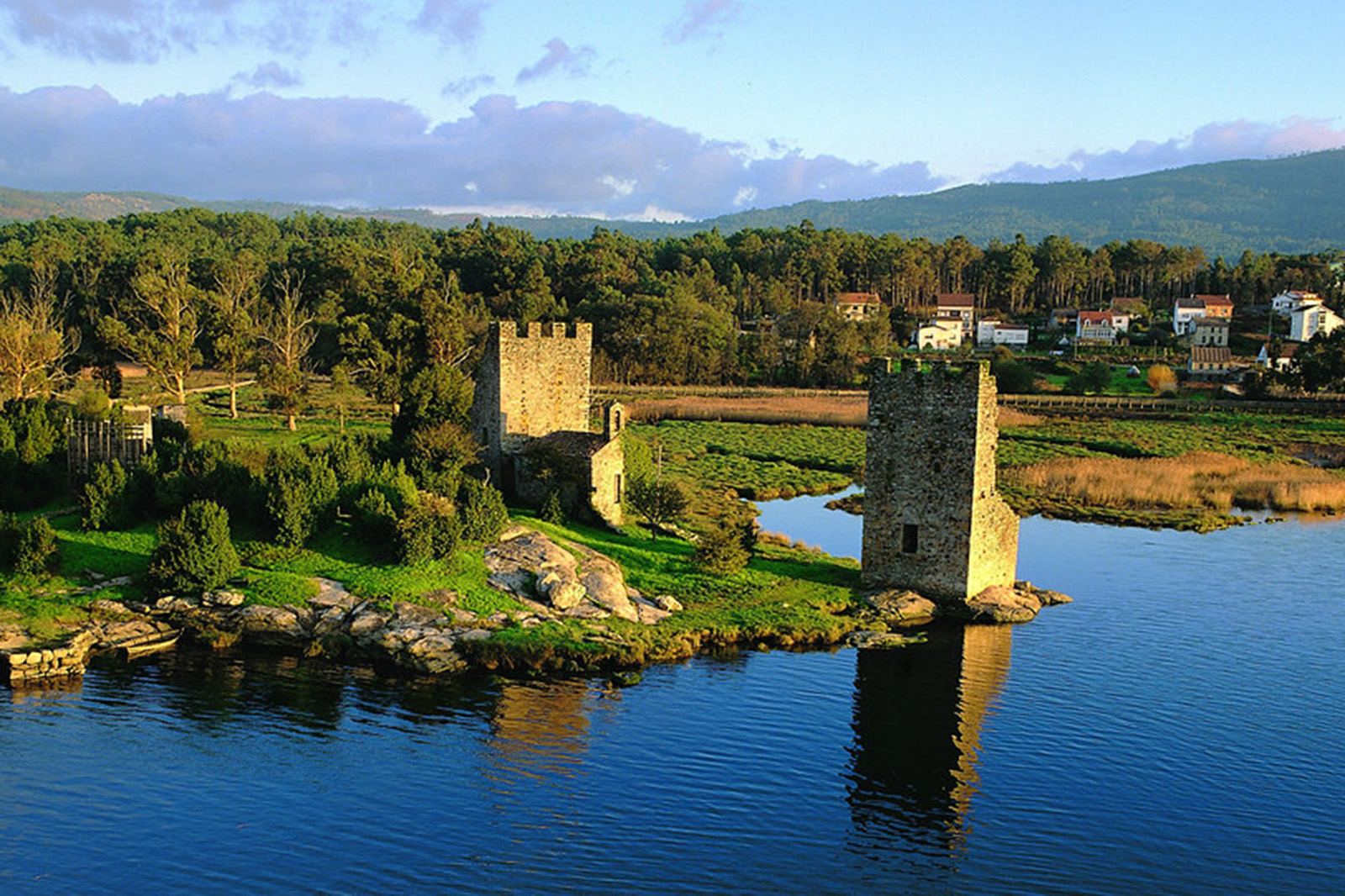 foto-11-reportaje-7-lugares-naturales-sorprendentes-que-te-esperan-en-España- torres-del-oeste-catoira-galicia