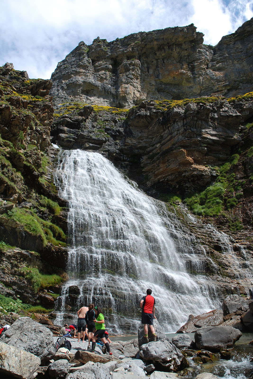 foto-13-reportaje-7-lugares-naturales-sorprendentes-que-te-esperan-en-España- cola-de-caballo-valle-ordesa-huesca