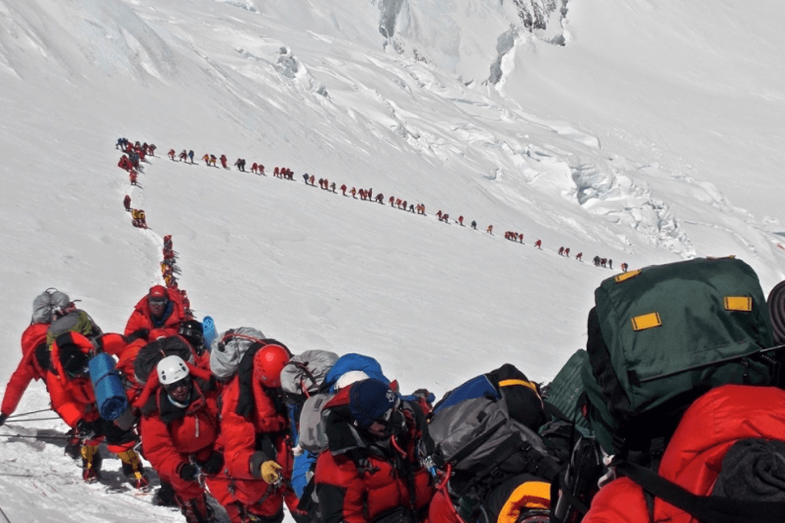 foto-5-los-sherpas-proponen-al-gobierno-nepalí-aprovechar-el-cierre-del-everest-para -limpiarlo-caravana-ascension-everest