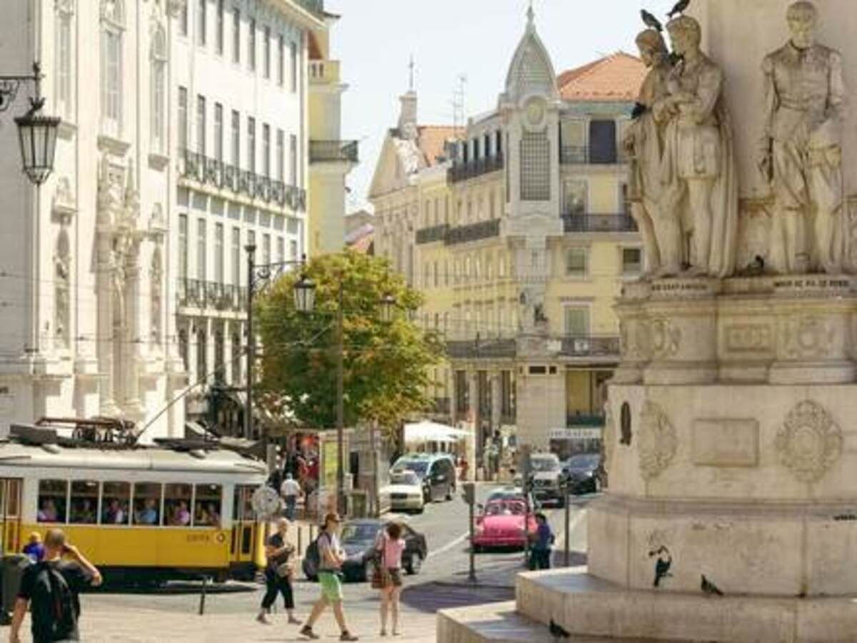 foto-6-lisboa-tranvia-28-cruzando-el-barrio-de-chiado-turismo-de-lisboa