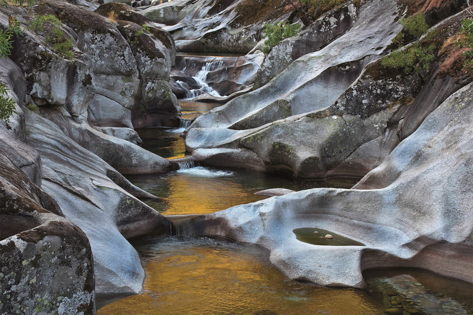 foto-7-reportaje-7-lugares-naturales-sorprendentes-que-te- esperan-en-España- los-pilones-reserva- natural-garganta-de-los-infiernos-valle-del-jerte-verano