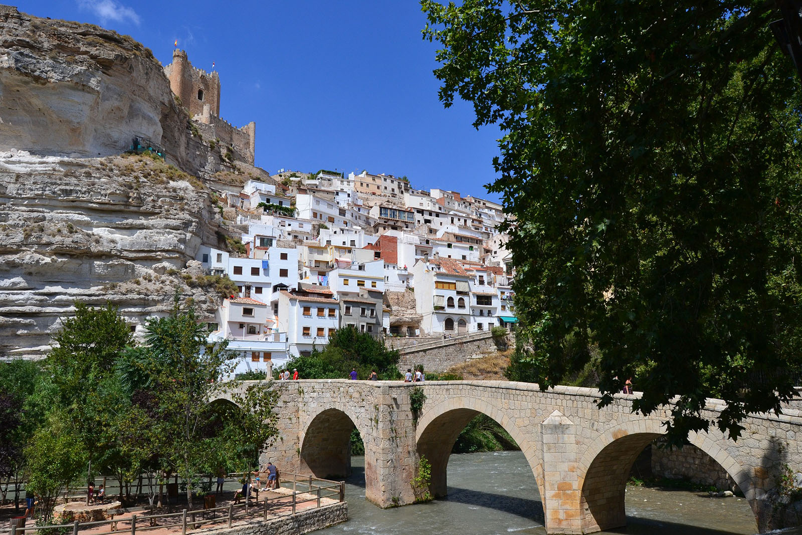 foto-9-reportaje-7-lugares-naturales-sorprendentes-que-te- esperan-en-España- alcala-de-jucar-río-pueblo