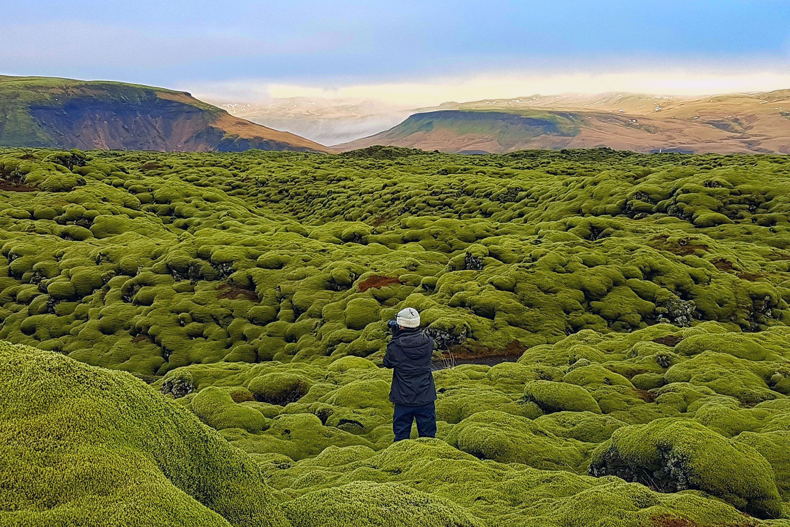 foto-abrazar-arboles-lugares-de-aventura-reportaje-islandia-campo-de-lava
