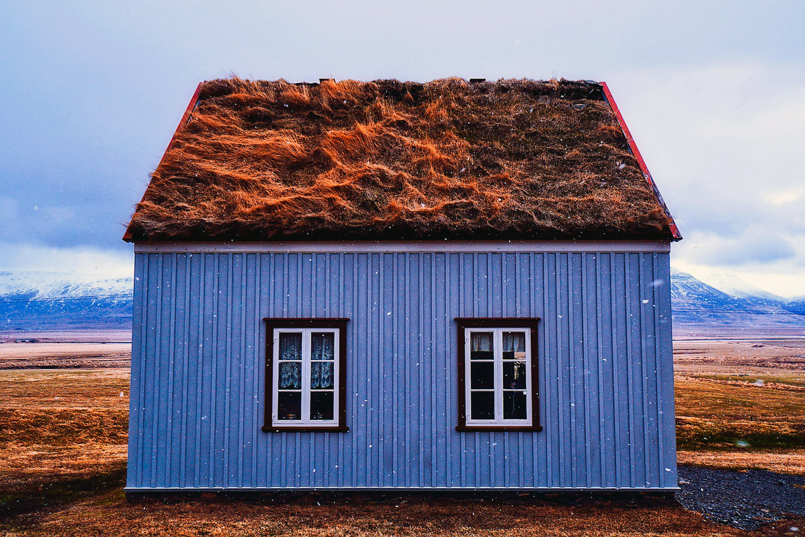foto-abrazar-arboles-lugares-de-aventura-reportaje-islandia-casa-en-desierto