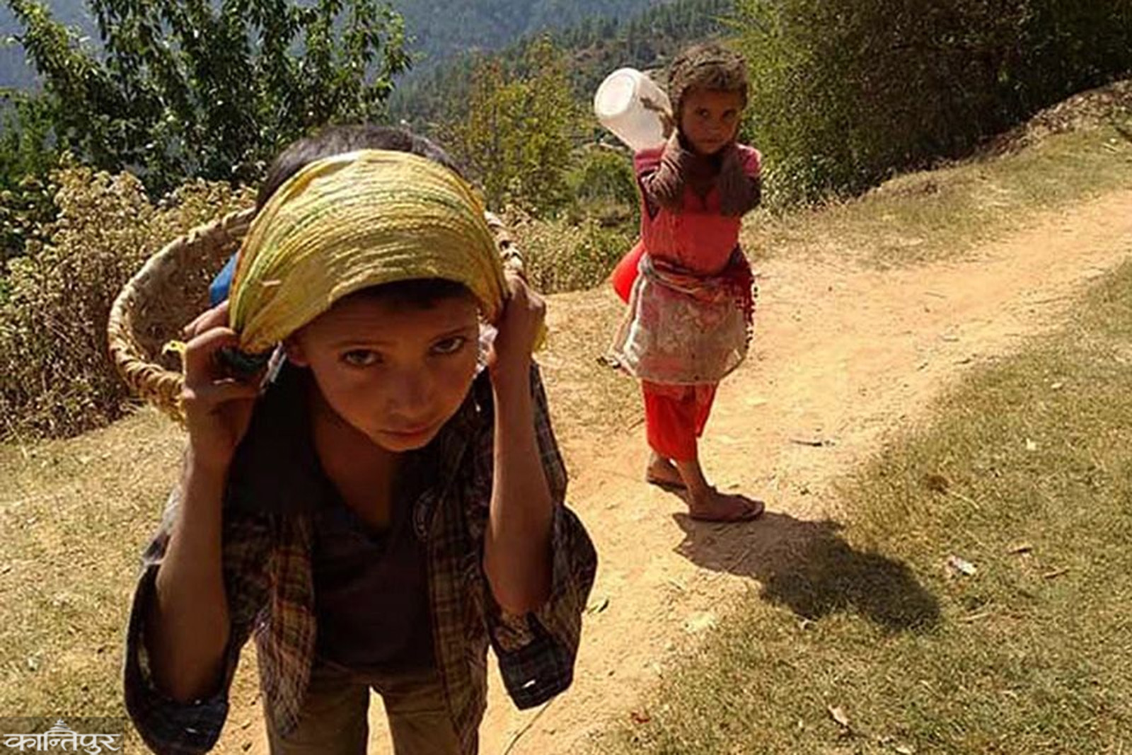 foto-reportaje-voluntarios-al-rescate-de-macacos-en-nepal-niñas-porteando.jpg